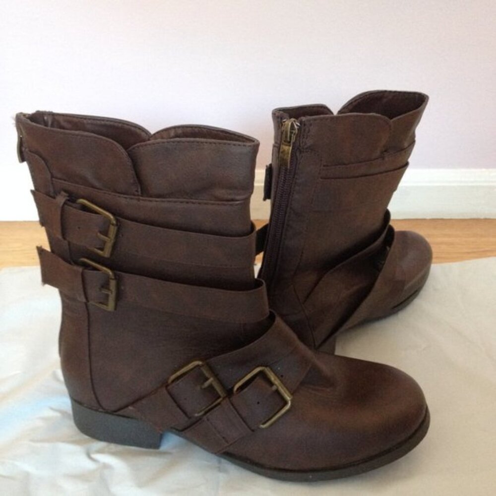 Felt lined Boots with Belt decor NEW